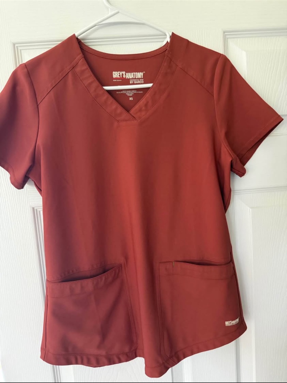 Grey's Anatomy XS Women's V-Neck Scrub Top /jogger bottom - Sedona Red